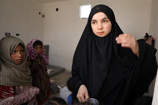 图为逃往难民营的“伊斯兰国”成员妻子在接受采访时控诉丈夫送性奴昂贵礼物