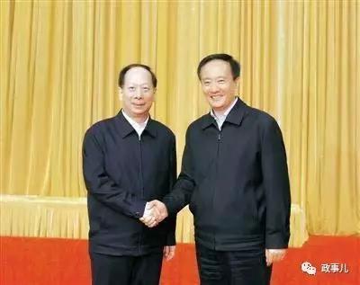石泰峰与李建华(右)