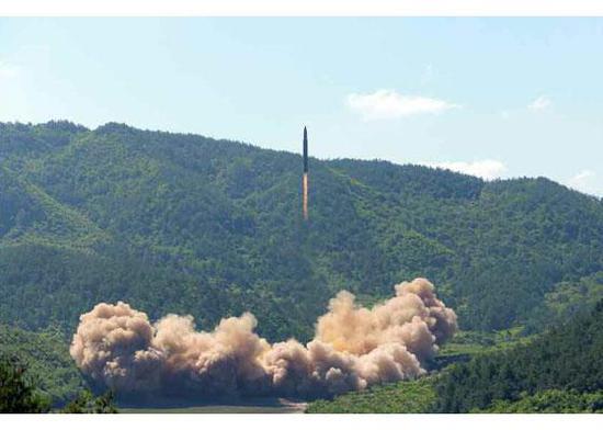 △朝鲜4日宣布洲际弹道导弹火星-14试验发射成功/图自劳动新闻