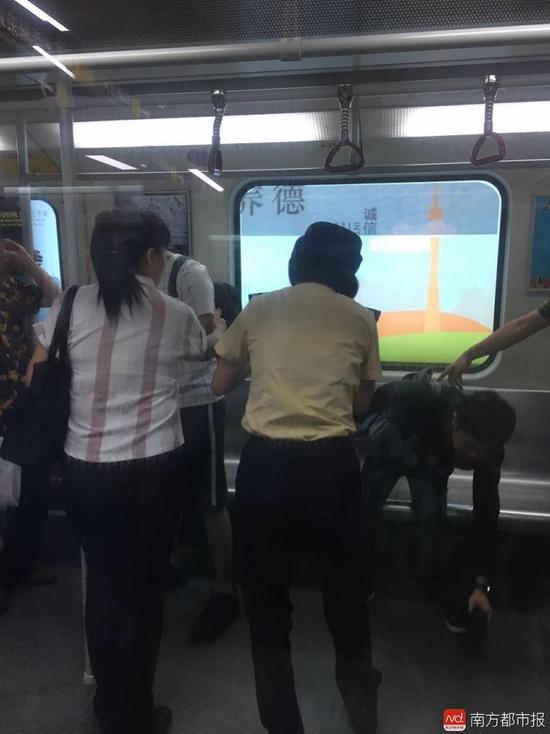 两男子地铁持刀互殴 女站员挺身劝解夺刀|广州