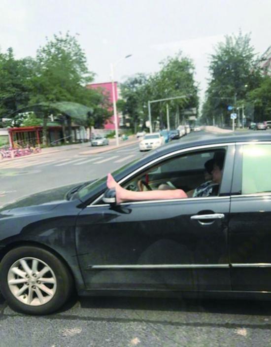 司機在中關村南大街駕車時將左腳伸出窗外。 本文圖片均為網絡截屏