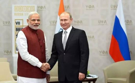 资料图片：印度总理莫迪与普京在2015年金砖国家领导人峰会上会面。