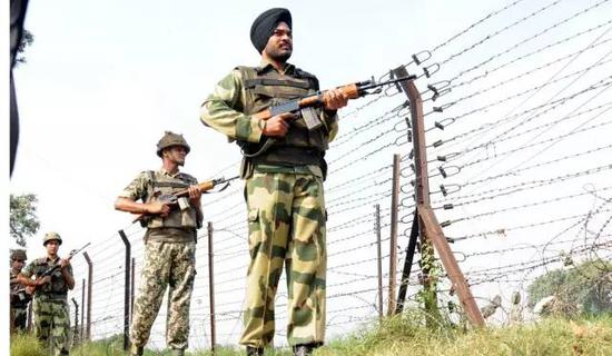 印度士兵在印度-巴基斯坦边境上巡逻。