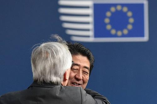 欧盟委员会主席容克拥抱日本首相安倍晋三