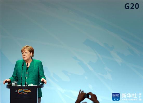 ↑7月8日，德国总理默克尔在汉堡出席二十国集团（G20）峰会新闻发布会。新华社记者罗欢欢摄