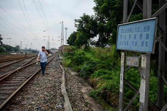 虽然有警示，但附近居民依旧横穿铁路。