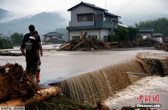 当地时间7月6日，日本九州，部分地区引发洪涝、泥石流和山体滑坡灾害。图为街道变河流。
