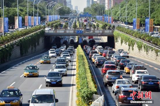     资料图：北京市某一处道路，车辆缓缓前进。中新网记者 金硕 摄  