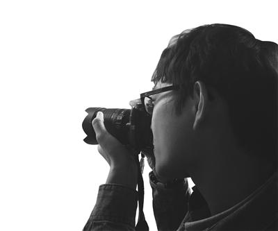 耍弄相机的程军,透着一股文艺范。本家儿供图
