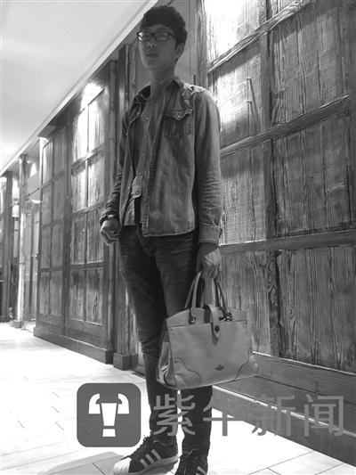 “奶茶哥”是个近一米九的大个子。