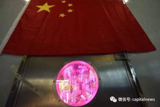 “月宫一号”舱外悬挂五星红旗。