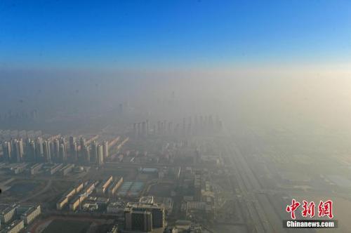 资料图：某高楼上鸟瞰的天津。中新社记者 佟郁 摄