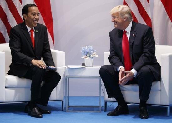 上图这位(左)就是躺枪的印尼总统佐科·维多多了，看得出两人交谈得十分开心。