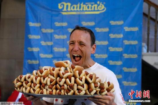 当地时间2017年7月3日，美国纽约，纽约举办独立日国际吃热狗比赛。