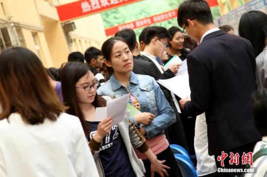 资料图：4月24日，西藏自治区2017年高校毕业生(西藏民族大学)专场招聘会在西藏民族大学举办。田进摄