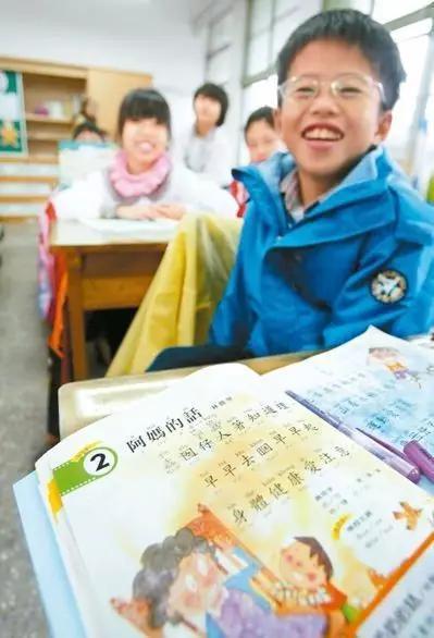 台拟台语等足球单元提早至幼儿园被批洗脑|小教学射门母语教学设计图片