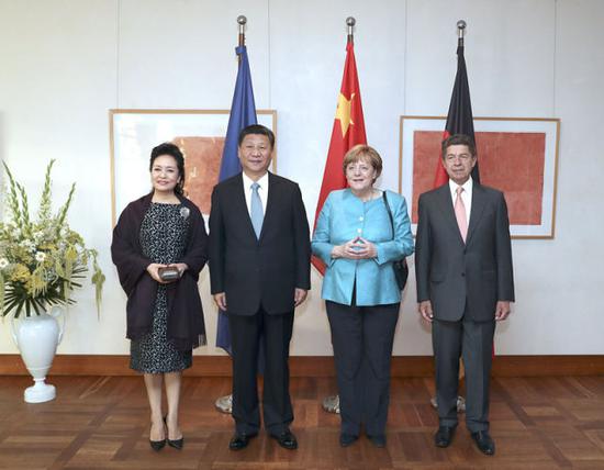 当地时间7月4日晚，刚刚抵达柏林的国家主席习近平在利伯曼故居同德国总理默克尔举行会见。这是习近平和夫人彭丽媛抵达位于柏林市中心勃兰登堡门附近的利伯曼故居时，受到默克尔和丈夫绍尔热情迎接。新华社记者 马占成 摄