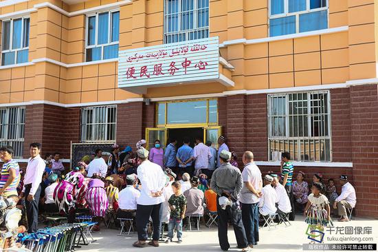 7月10日，来自北京市18位医务工作者到新疆和田洛浦县恰尔巴格村，为这里的村民展开爱心义诊活动。图为村民在等待候诊。记者 许珠珠摄