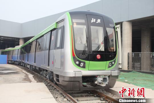 资料图。北京首列8A型列车亮相。 杜燕摄