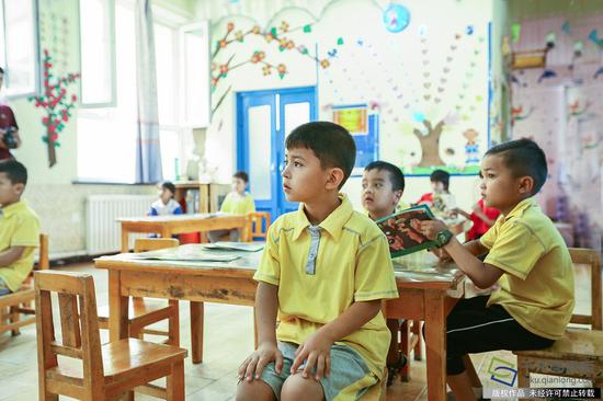 幼儿园里的小朋友在专心听讲（7月7日摄 图片来源：tuku.qianlong.com）千龙网记者 许珠珠摄
