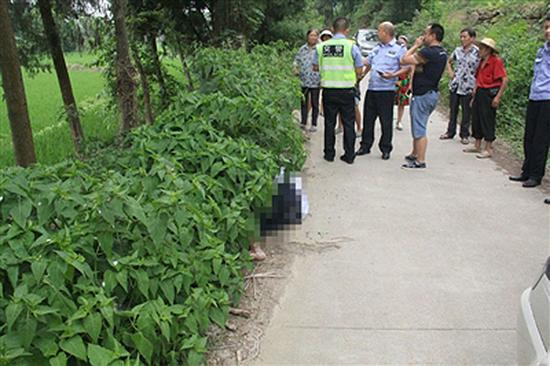 车祸伤者被遗弃现场。  成都商报图 