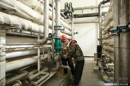 二水厂的工作人员在检查过滤水设备（7月8日摄 图片来源：tuku.qianlong.com）。千龙网记者 许珠珠摄