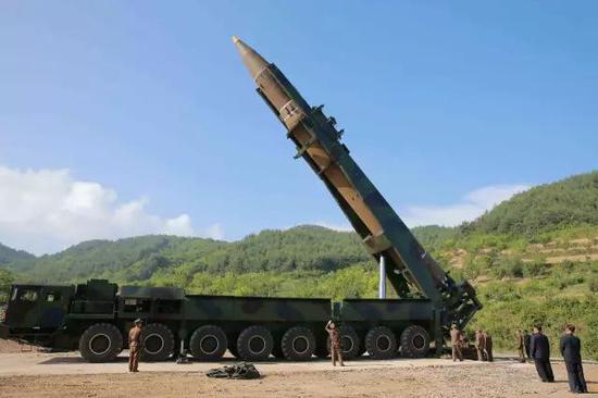 △4日朝鲜最高领导人金正恩现场观看导弹发射