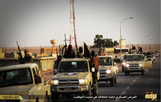 在占领区内招摇过市的“伊斯兰国”武装分子的车队