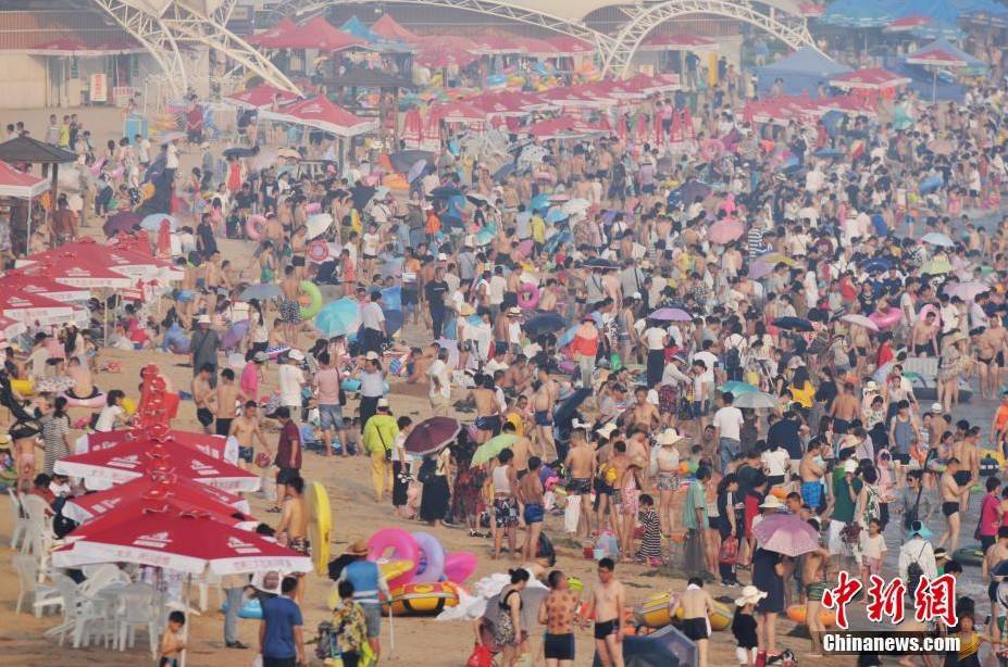 △“入伏”首日,青岛第一海水浴场迎数万游客