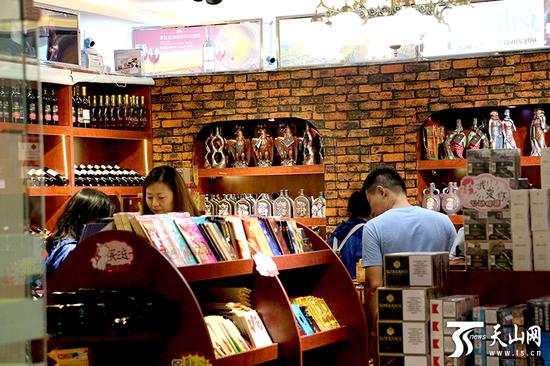 中哈霍尔果斯边境合作中心哈方区域免税店里购物的中国游客。