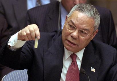 2002年时任美国国务卿鲍威尔向联合国安理会展示疑似含有“大规模杀伤性武器”的试管。如普京所言，搞不好里面只是洗衣粉