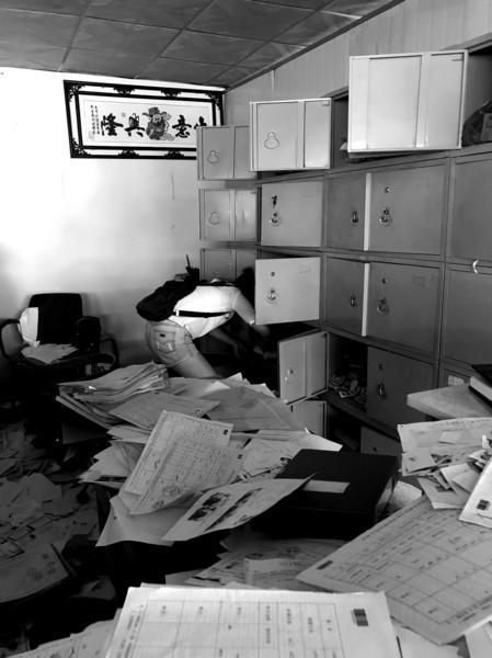 一名学员正在翻柜子找档案