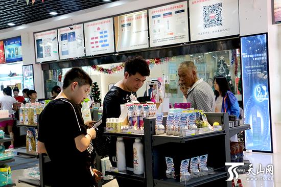 中哈霍尔果斯边境合作中心哈方区域免税店里购物的中国游客。