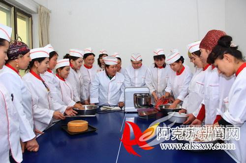 2月21日，阿克苏市红旗坡片区管委会红旗坡社区内，参加西式面点师培训的学员们正在练习制作海绵蛋糕。王梦瑶摄