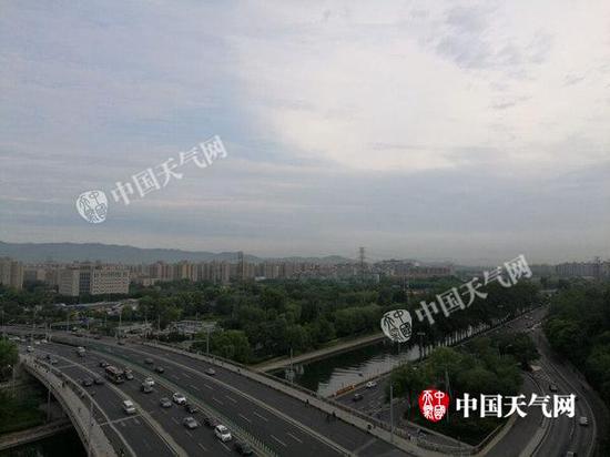 一场雨过后,今晨,北京海淀仍阴沉。(木辰 摄)