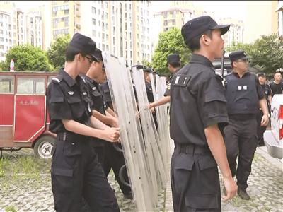 民警对野猪形成合围之势。