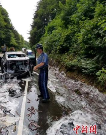  當地警方在事故現場。