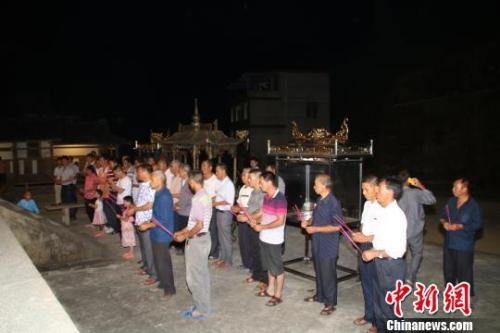  阳春村和东浦村村民连续数日驻守普照堂，依古制上香祈祷章公祖师还乡。 林文青摄 