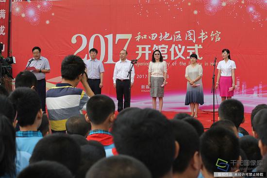 7月15日,由北京援建的和田地区图书馆新馆在和田文化活动中心举行开馆仪式。图为活动现场。千龙网发