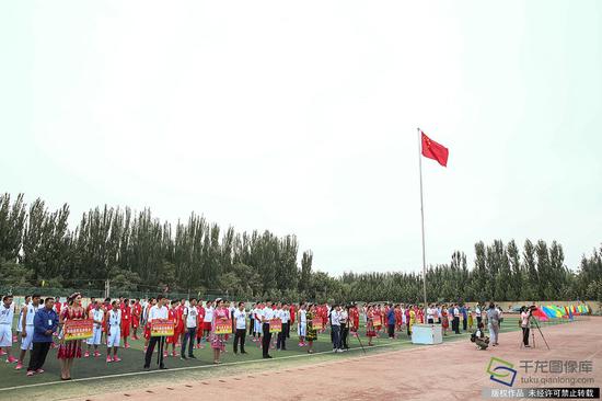 7月16日，由北京市援疆项目支持，北京市援疆和田指挥部、和田地区行政公署主办，和田地区文化体育广播影视局承办的和田地区第三届“京和杯”农牧民篮球赛决赛阶段比赛在北京援建的和田县北京高级中学开赛。图为活动现场（图片来源：tuku.qianlong.com）。千龙网记者 许珠珠摄