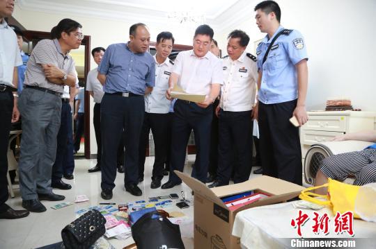 图为对传销人员聚集的小区和窝藏点进行清理和搜查。 黄珉 摄