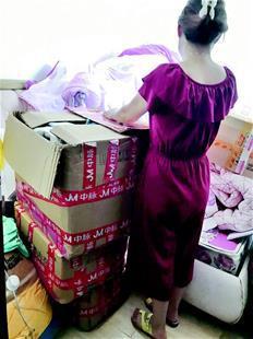 图为:李女士买的三箱塑形内衣