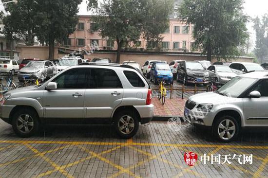今晨7时左右,北京海淀区气象局大院出现降雨,路面湿滑。张辉摄