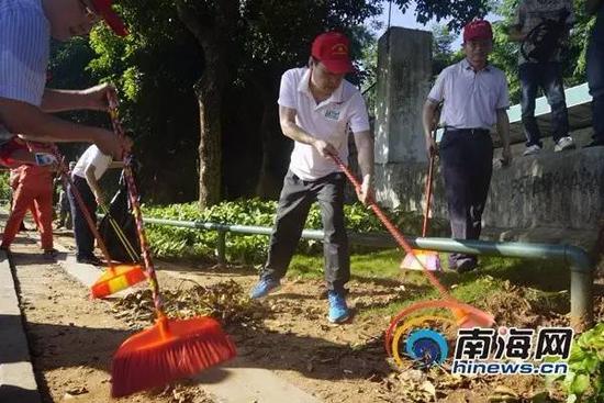 孙新阳带着班子打扫卫生