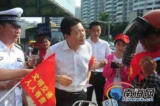 海南省委常委、海口市委书记孙新阳在街头劝导文明交通。