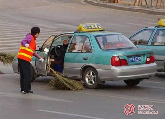 司机向王桂芬致谢