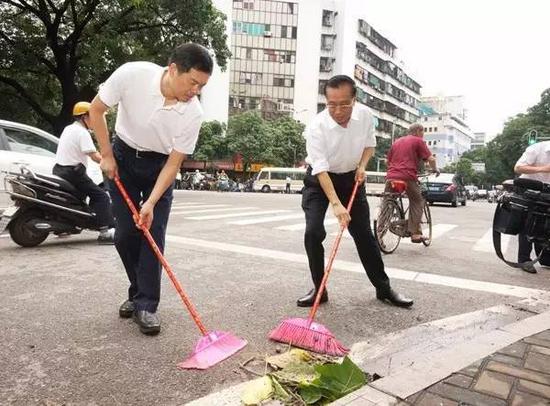 陈良贤、刘小涛打扫卫生