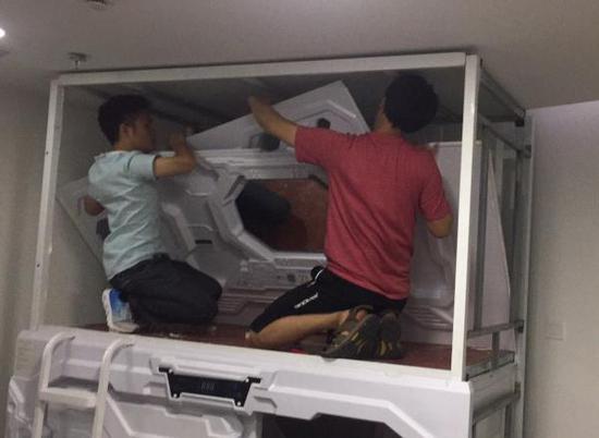 7月17日，上海恒丰路上的“共享床铺”正在拆除。澎湃新闻记者 李菁图