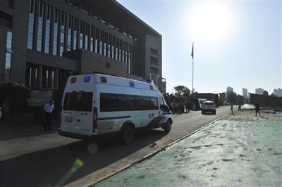 7月18日,甘肃白银,上午8点,押送被告人高承勇的警车抵达白银区法院。图/视觉中国