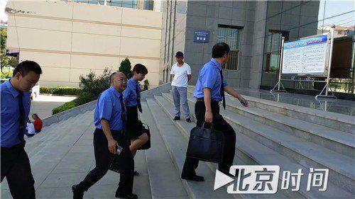 审查职员进入法庭。图/尹志艳